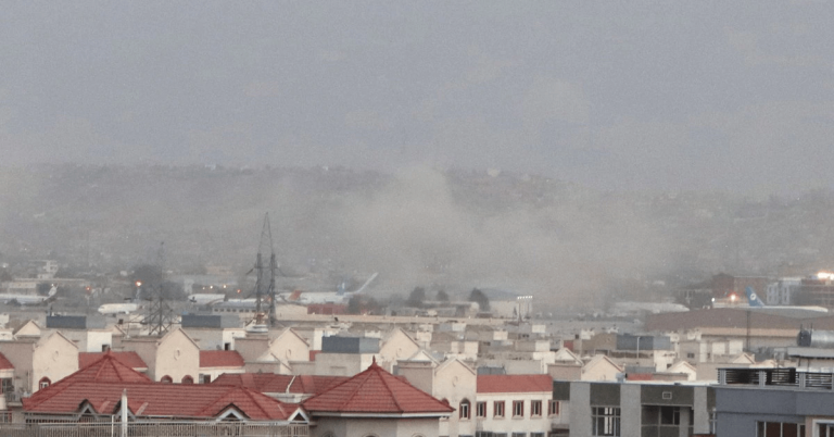 Un cohete impactó contra un edificio cerca del aeropuerto de Kabul: EEUU elevó las alertas al máximo