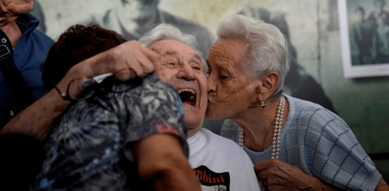 Salvó a tres hermanitos de los nazis durante la Segunda Guerra Mundial, y los reencuentra 70 años después