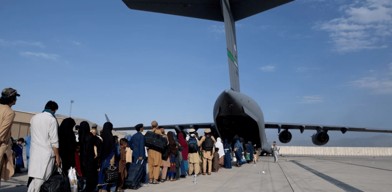 Afganistán: confuso episodio con disparos de ametralladora durante el despegue de un avión italiano de Kabul