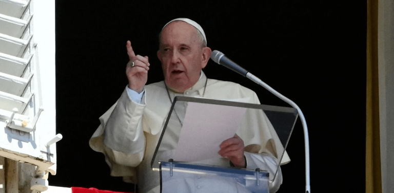 El Papa Francisco aseguró que durante su reciente operación un enfermero “le salvó la vida”
