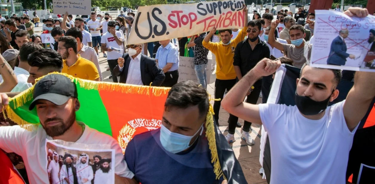 Decenas de estudiantes y padres californianos están atrapados en Afganistán