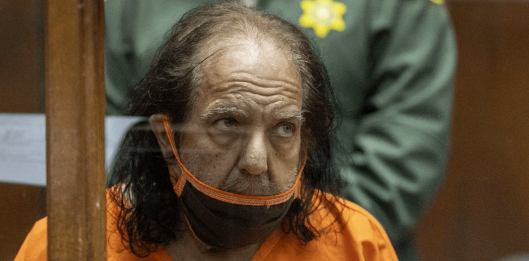 Acusan al actor porno Ron Jeremy de abusar sexualmente de 21 mujeres