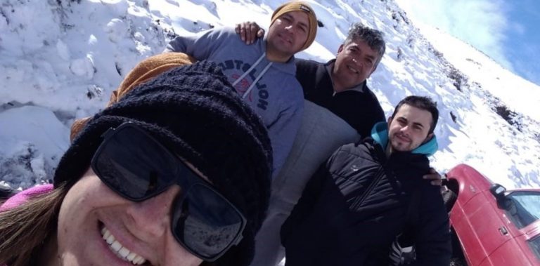 Odisea en Bariloche: dos noches en camioneta, tapados de nieve y comiendo turrones