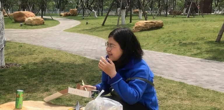 Una periodista china que mostró el brote de Wuhan está presa, enferma y en huelga de hambre