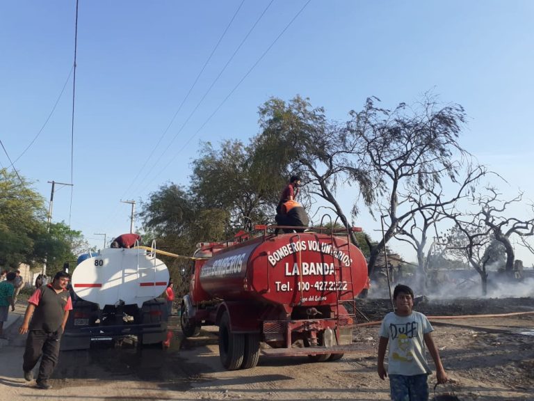 La Municipalidad asistió a los vecinos del barrio Rio Dulce ante un voraz incendio