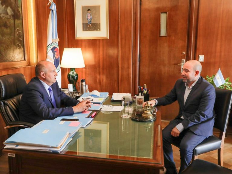 Mirolo firmó un convenio para la refacción integral de la terminal de ómnibus de La Banda