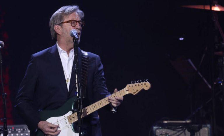 Eric Clapton asegura que los vacunados de COVID están “hipnotizados” y son víctimas de “publicidad subliminal”