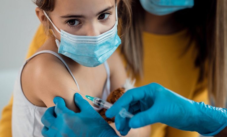 Brasil: Suspenden vacunación infantil porque una niña de 10 años sufrió un paro cardiaco al recibir la dosis de Pfizer