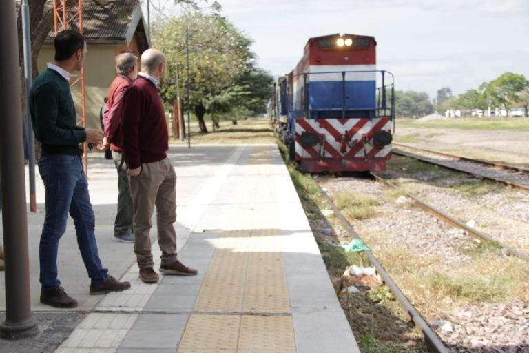 Mirolo  y Araujo visitaron las obras de reparación de la estación de trenes de Fernández