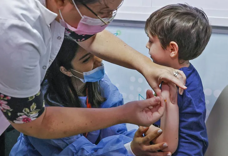 Uruguay: suspenden la vacunación anticovid en menores de 13 años