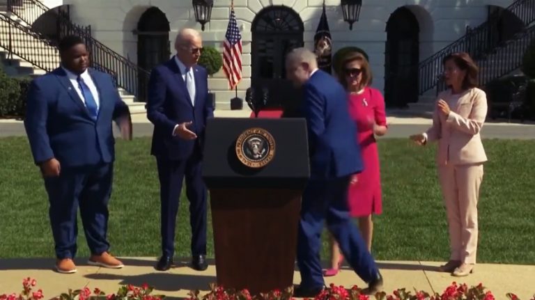 Estados Unidos   Todo lo que se necesita son como 5 segundos para que Joe Biden olvide que estrechó la mano de Chuck Schumer.