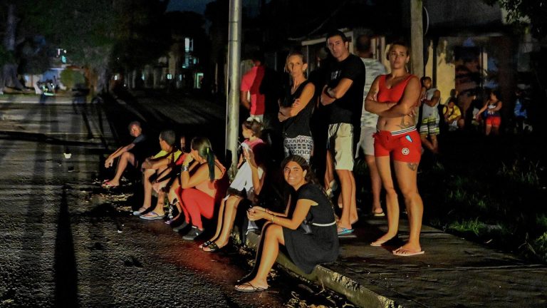 La mitad de Cuba está sin electricidad por una falla en una línea de alta tensión
