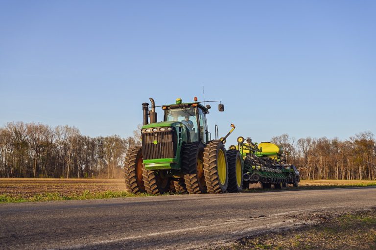 John Deere ha privado a los agricultores de su “derecho a reparar” sus tractores. Solución: hackearlos