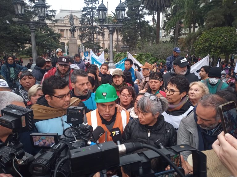 Marcha de antorchas. Jujuy: más de 5 mil docentes marcharon en repudio a la represión y por la libertad de los detenidos