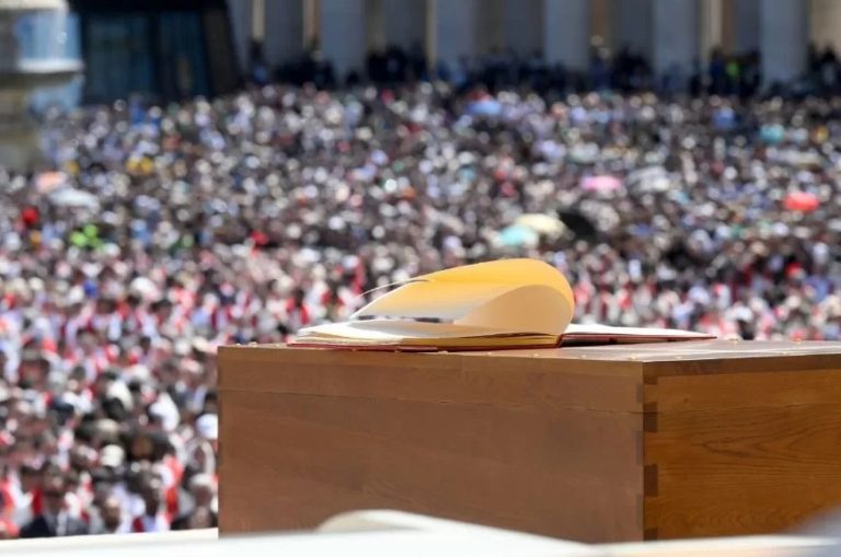 Al término del histórico funeral, el papa Francisco descansa en la basílica de Santa María la Mayor