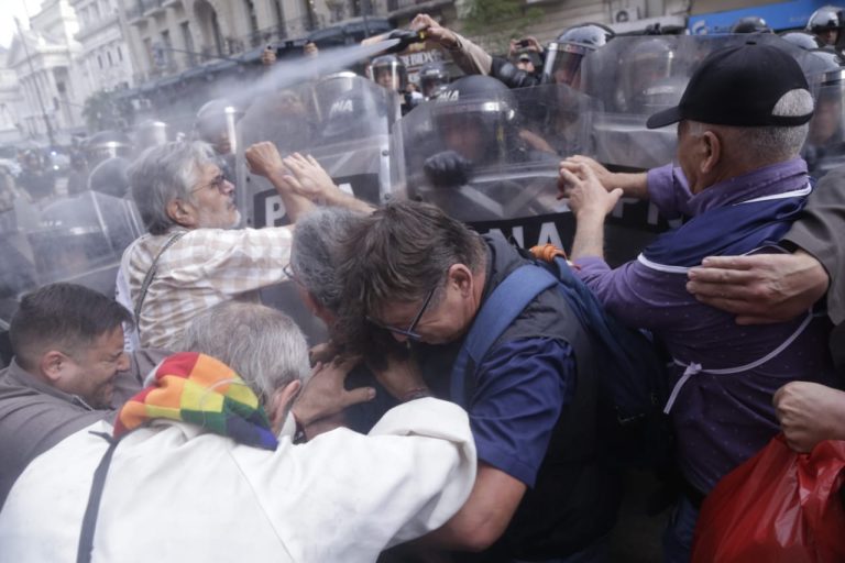 Verguenza: La represión de cada miércoles en el Congreso: La Policía genera la violiencia contra jubilados y organizaciones religiosas