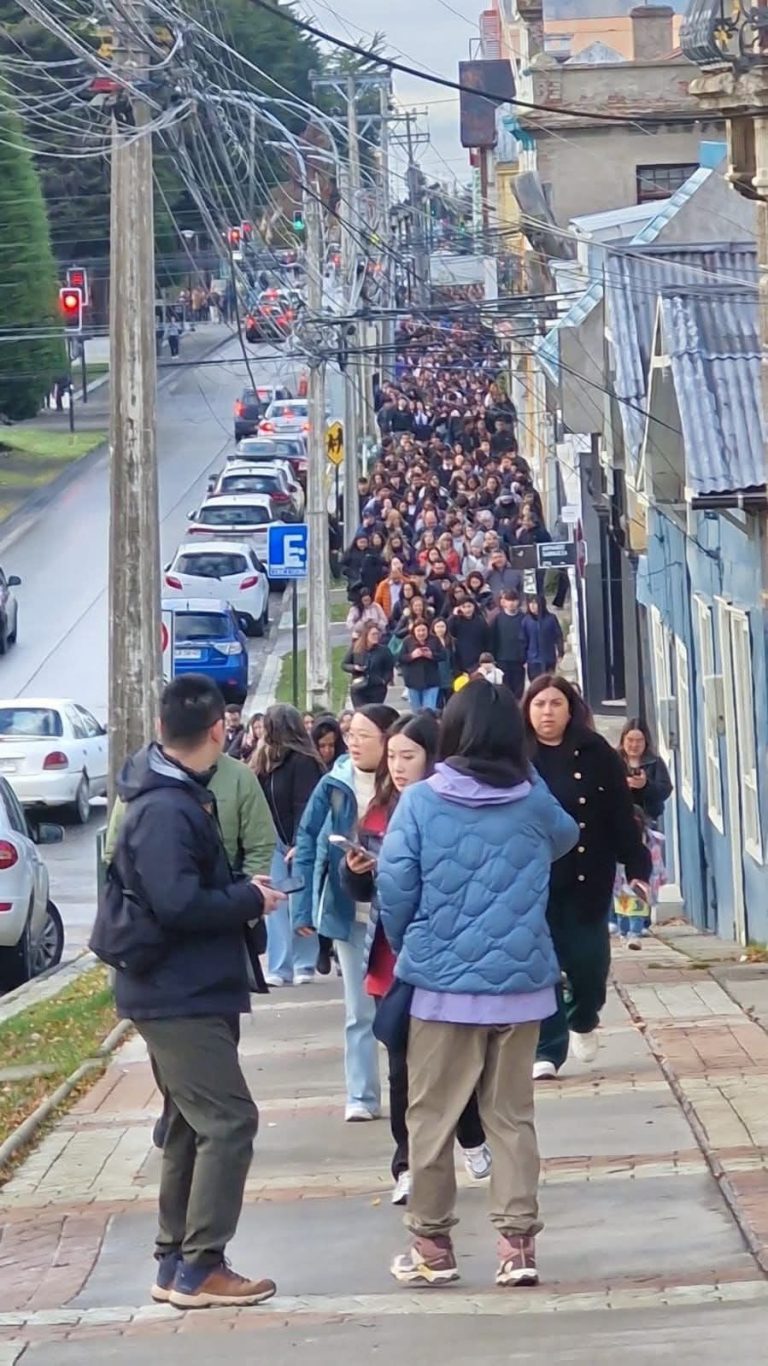 Desalojo masivo en Punta Arenas, Chile ante la amenaza de tsunami por fuerte terremoto de magnitud 7.4 al sur de la región.
